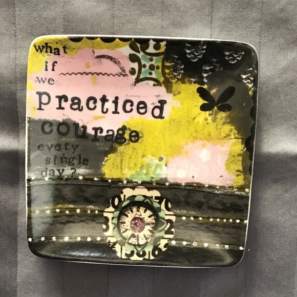 Kellyful Creative Co-op Small Decorative Plates (set of 2) - Picture 2 of 5